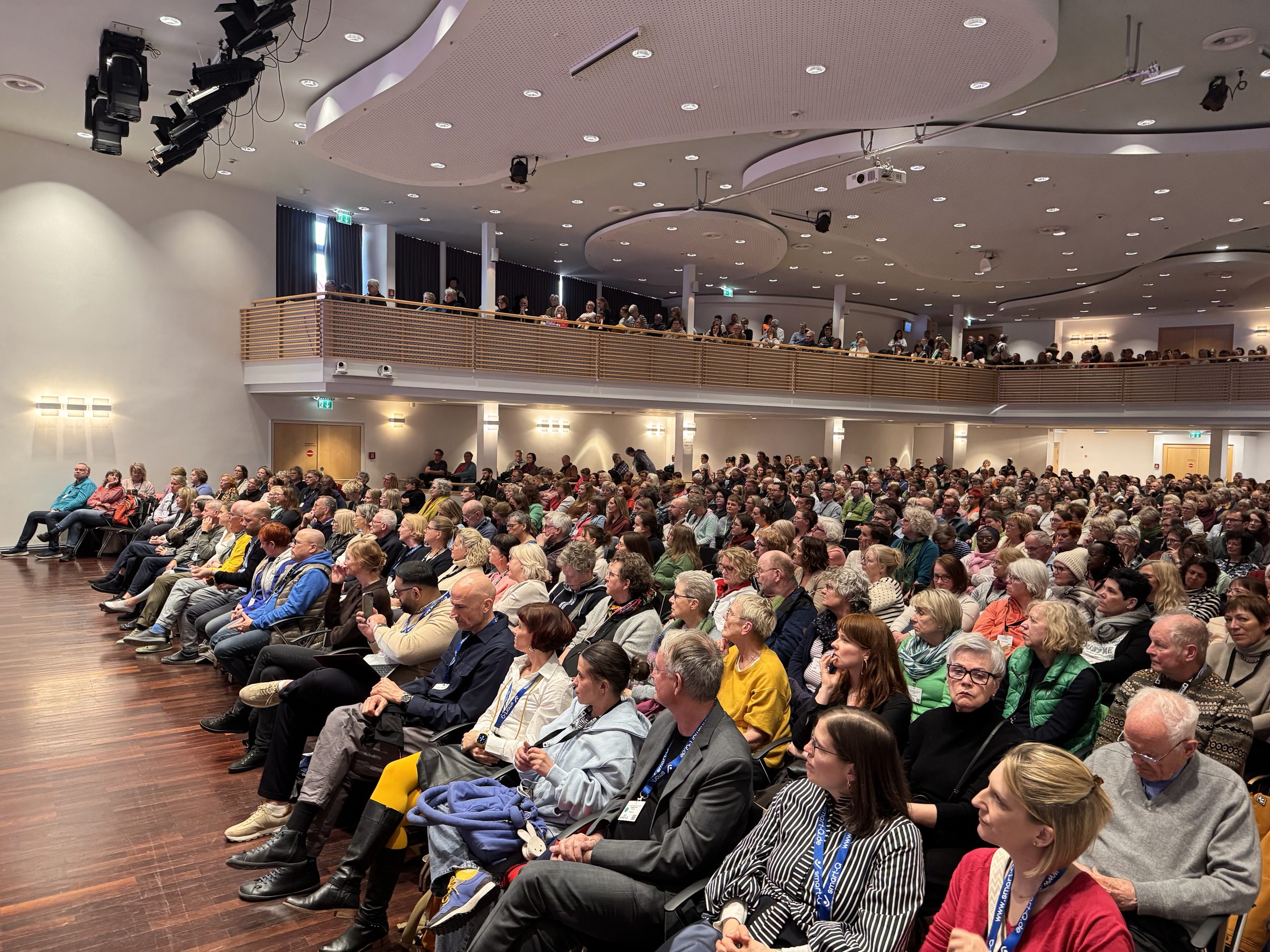 Teilnehmende im Saal des Congress Centrum Sylt während der Sylter Woche der Anästhesiologie