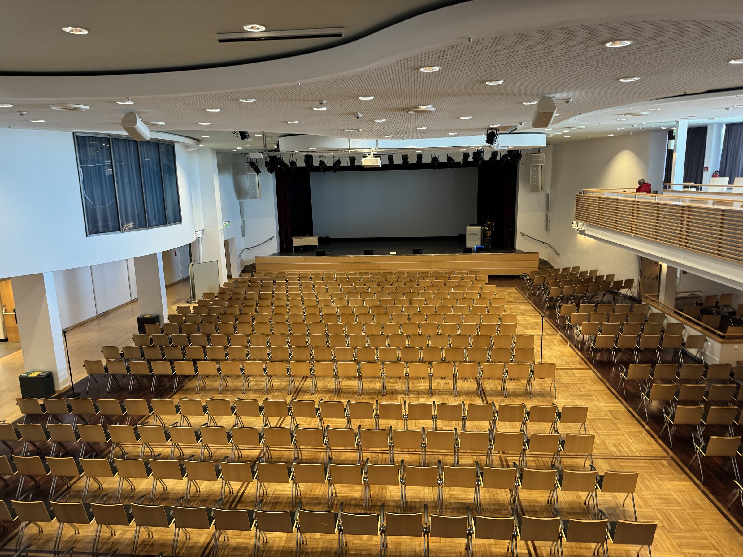 Leerer Veranstaltungssaal im Congress Centrum Sylt vor Beginn eines Kongresstages