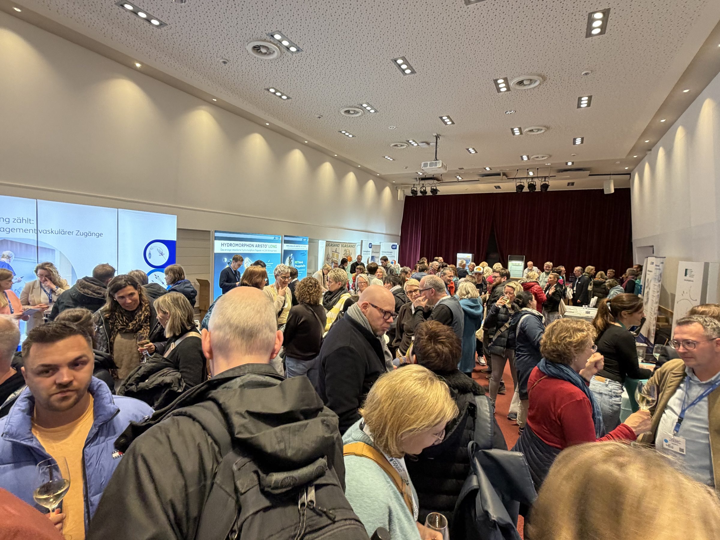 Teilnehmende im Austausch in der Industrieausstellung der Sylter Woche der Anästhesiologie