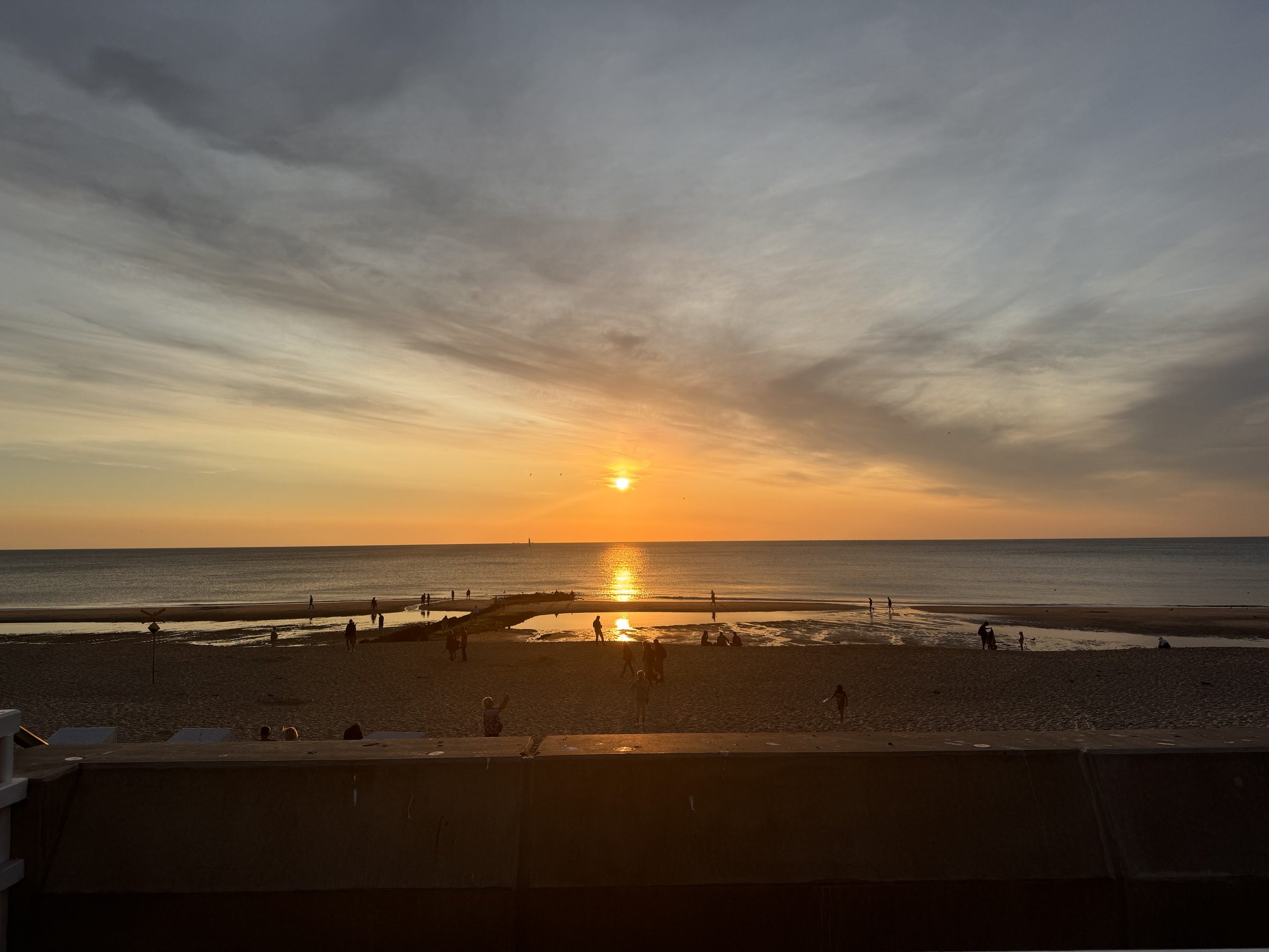 Sonnenuntergang am Strand von Sylt als zurückhaltendes Kontextbild